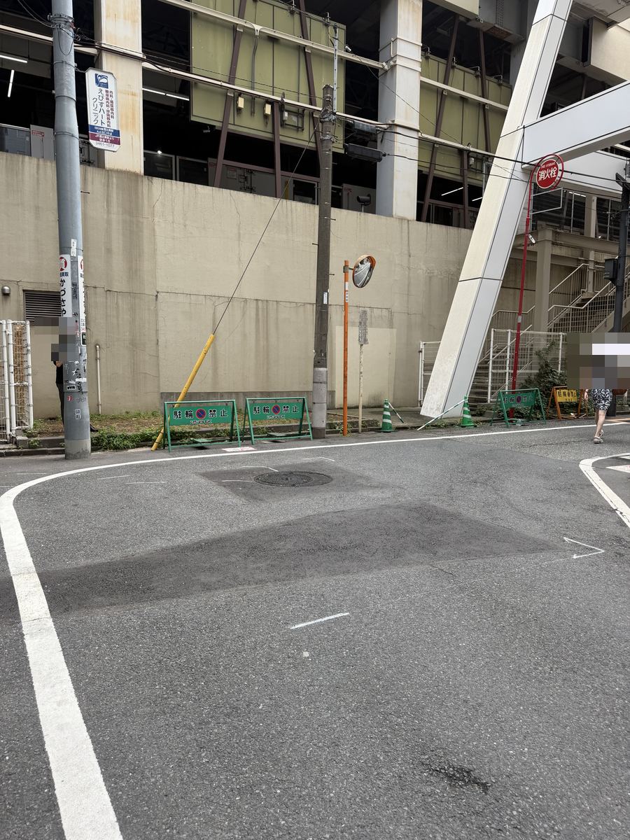 高架下の道と駐輪禁止の看板
