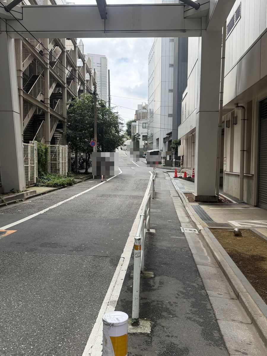 高架をくぐった先の下り坂