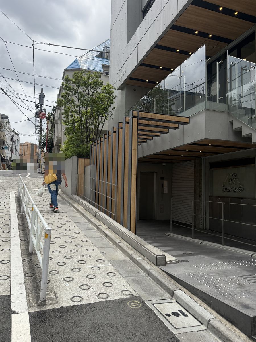 木のルーバーが特徴的な建物